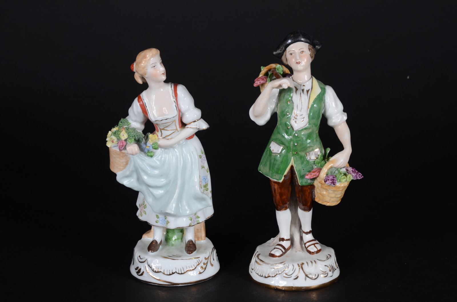 Duas esculturas de porcelana policromada representando casal de... - foto 3 de 11