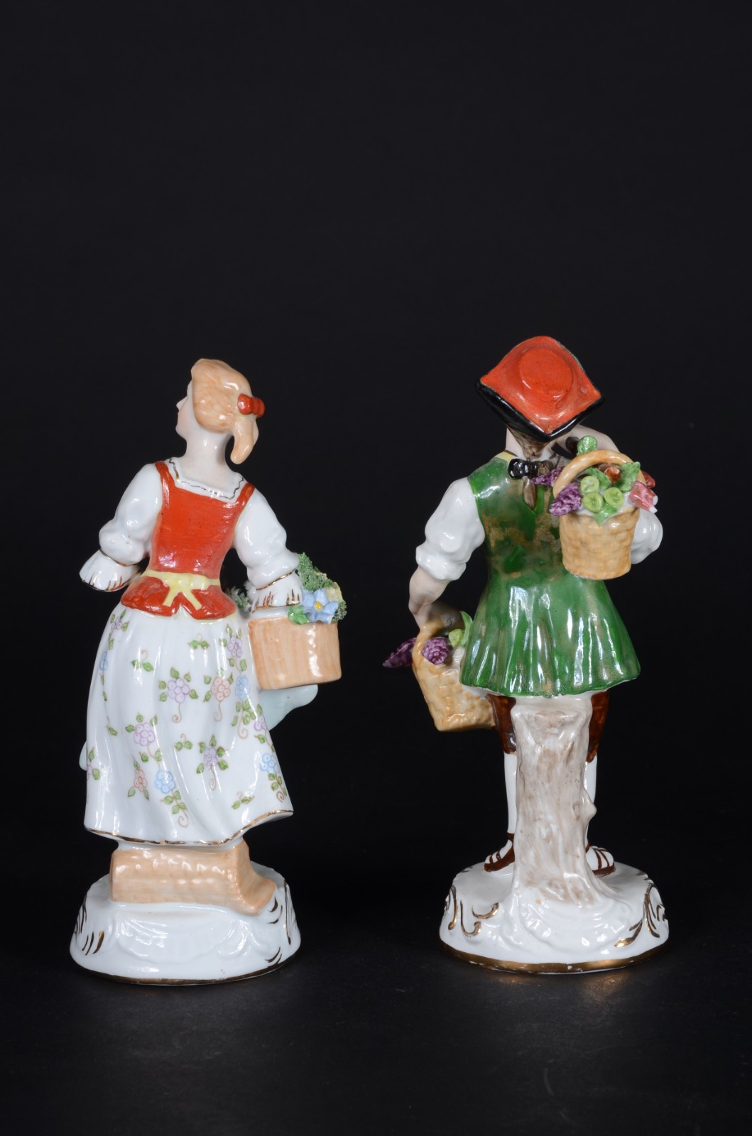 Duas esculturas de porcelana policromada representando casal de... - foto 4 de 11