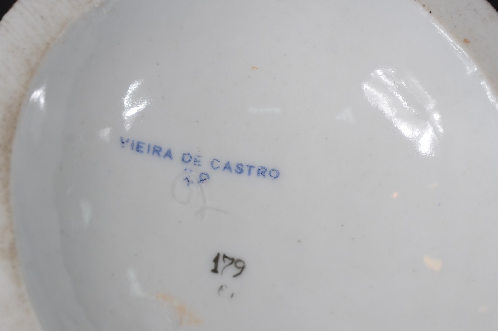 Duas esculturas de porcelana policromada representando casal de... - foto 8 de 11