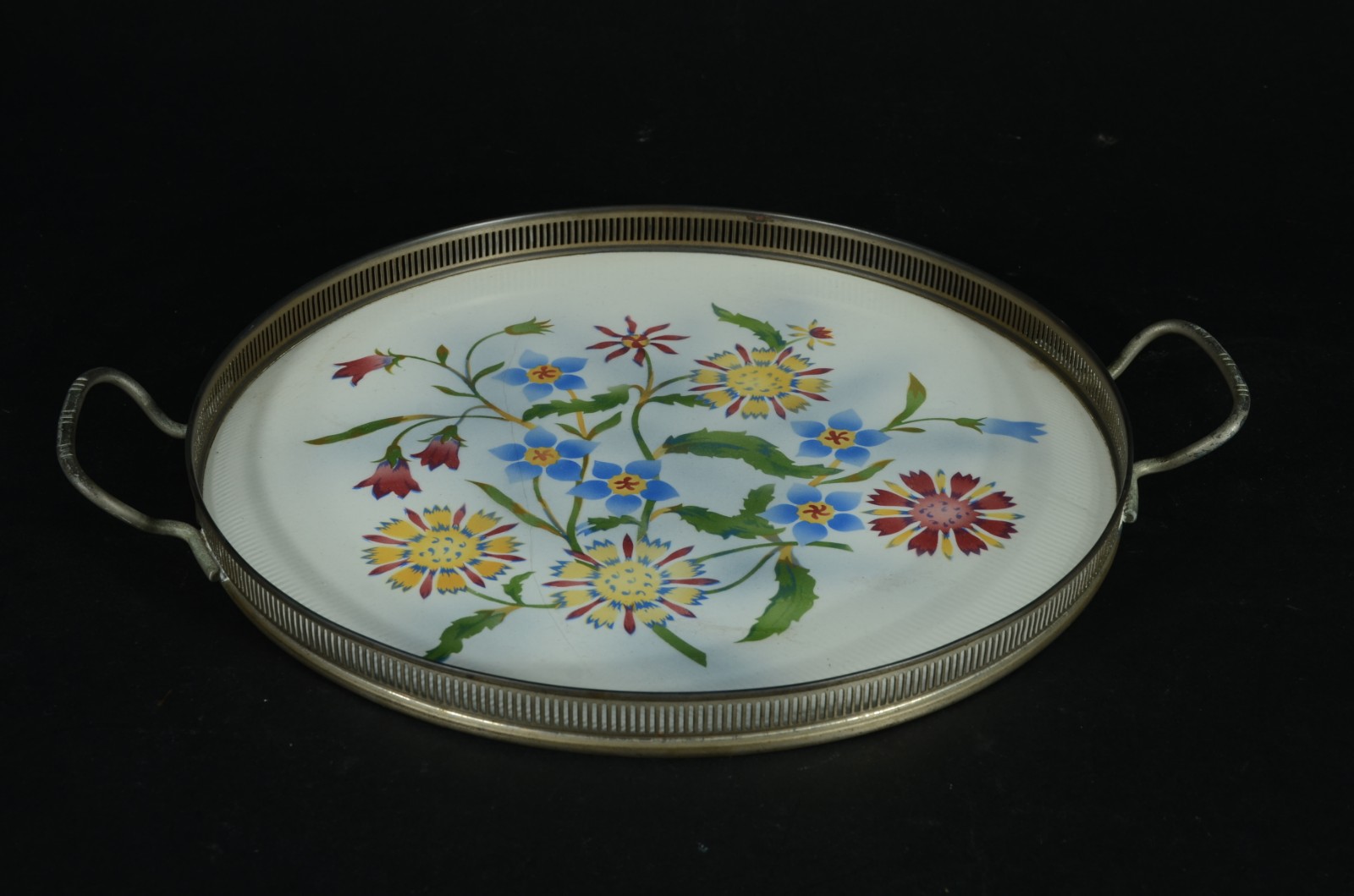 Duas esculturas de porcelana policromada representando casal de... - foto 2 de 11