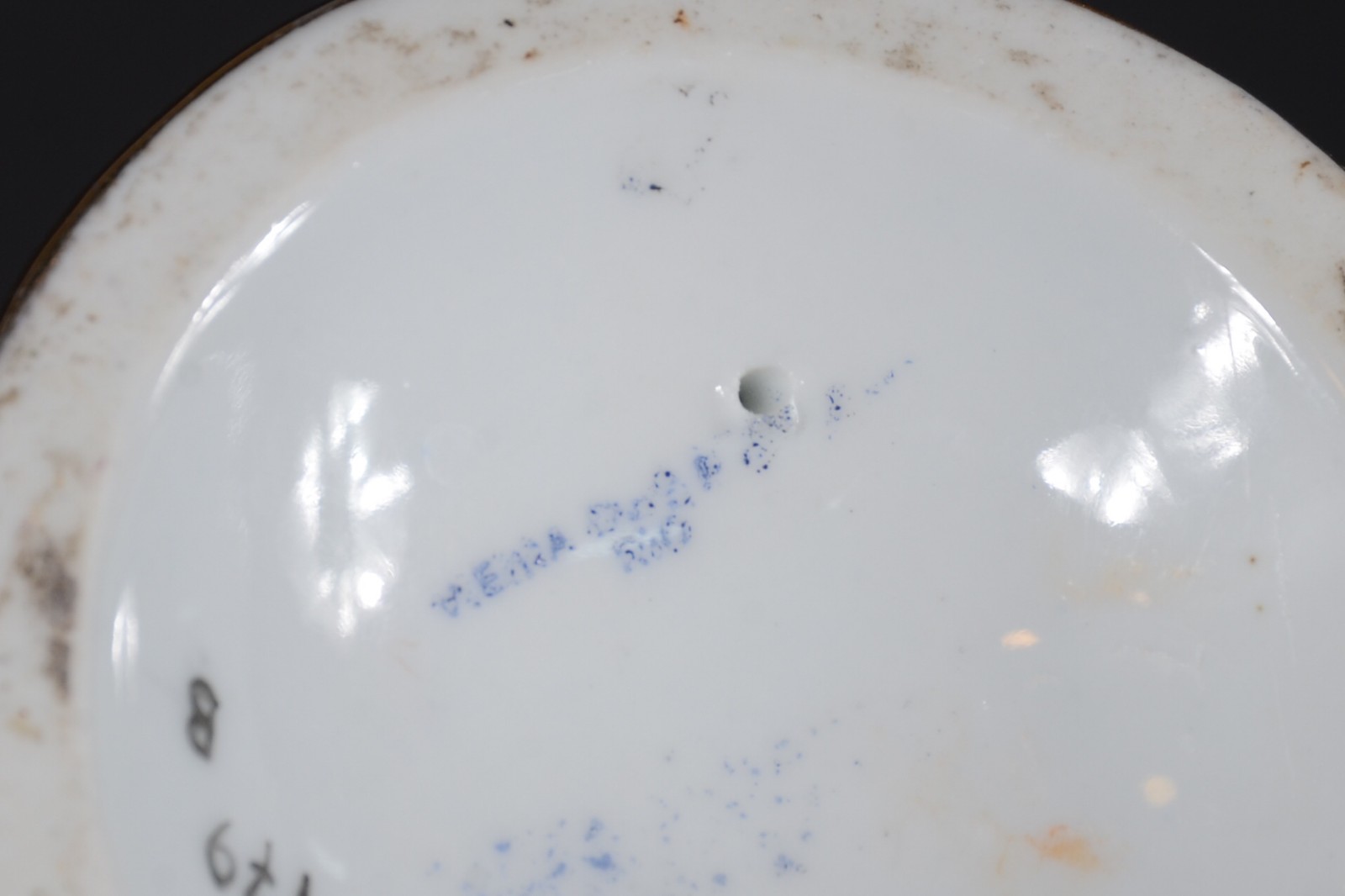 Duas esculturas de porcelana policromada representando casal de... - foto 9 de 11
