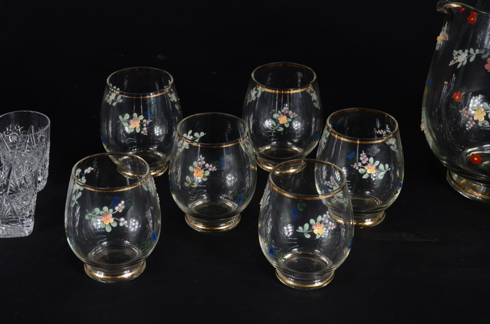 Conjunto com seis copos e jarra de vidro com flores em policromia e... - foto 5 de 11