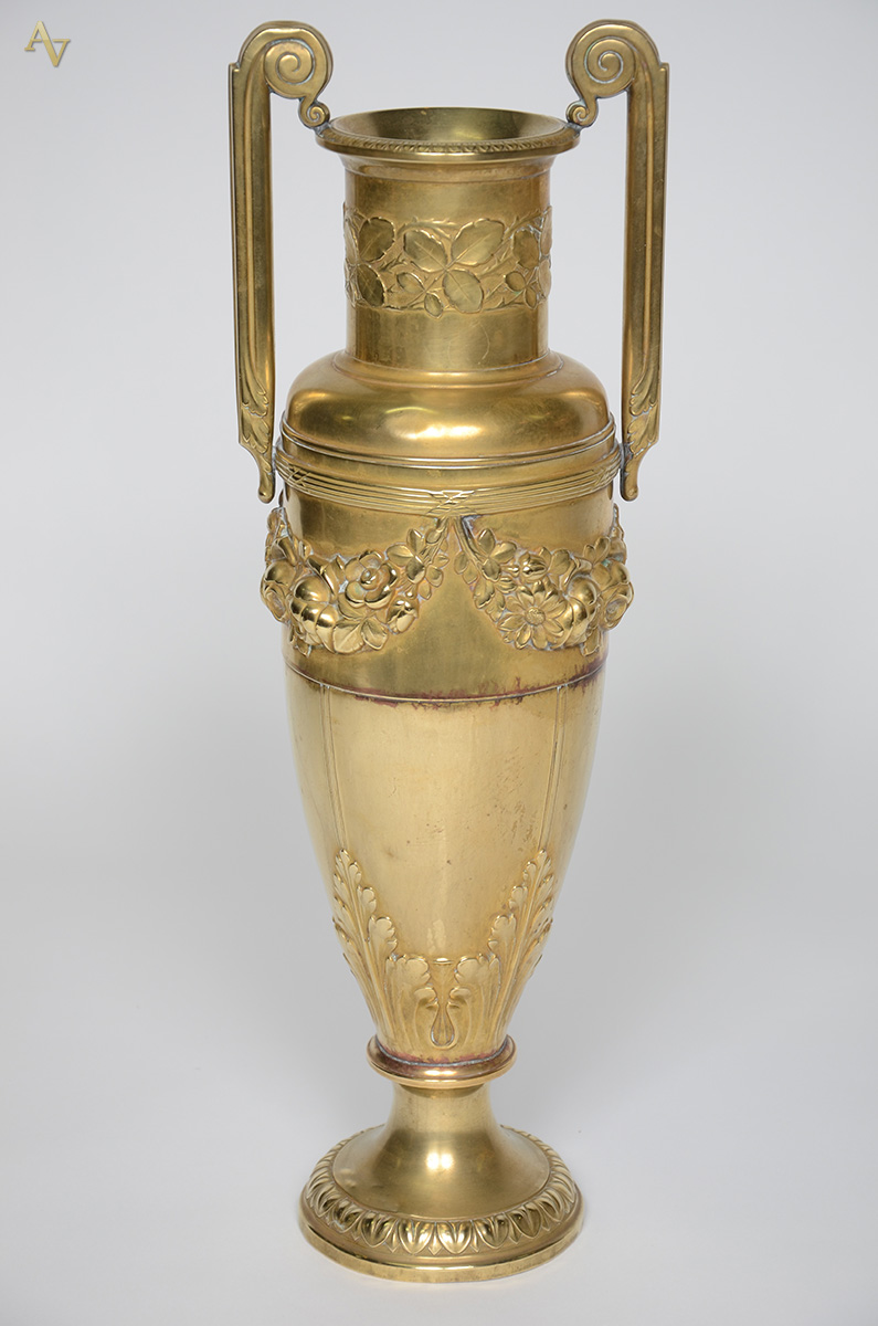 Ânfora de metal dourado. Altura 49 cm (com pequenos amassados). - foto 2 de 2