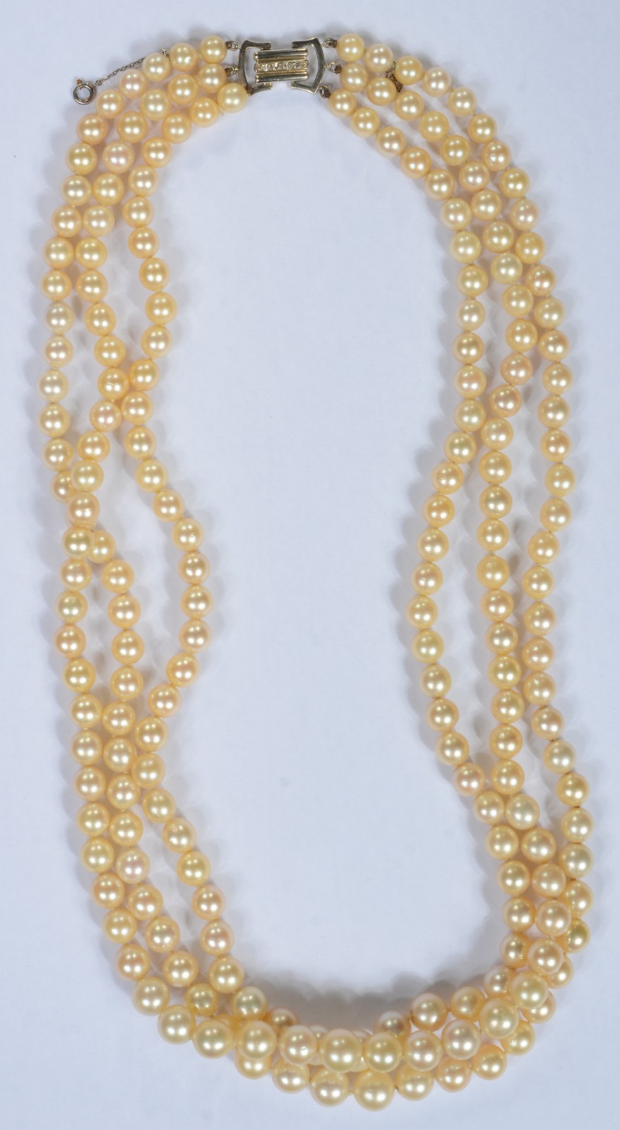 Colar de perolas com três voltas, fecho de ouro branco 14 k., com... - foto 1 de 5