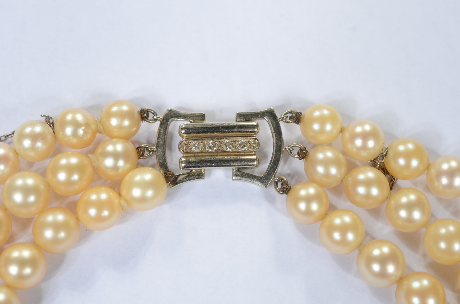 Colar de perolas com três voltas, fecho de ouro branco 14 k., com... - foto 2 de 5