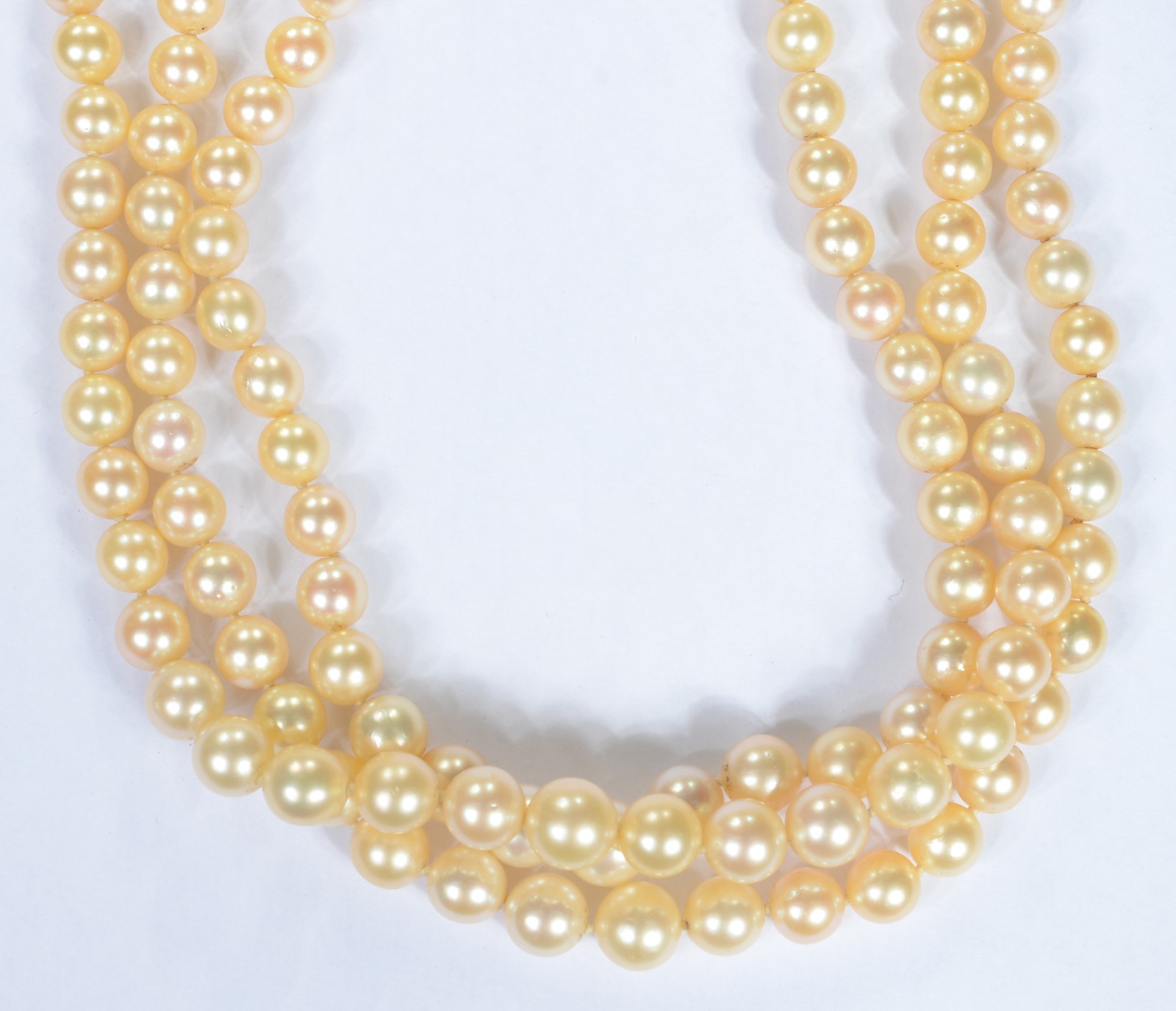Colar de perolas com três voltas, fecho de ouro branco 14 k., com... - foto 3 de 5