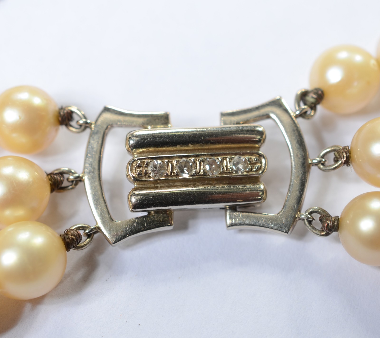 Colar de perolas com três voltas, fecho de ouro branco 14 k., com... - foto 4 de 5