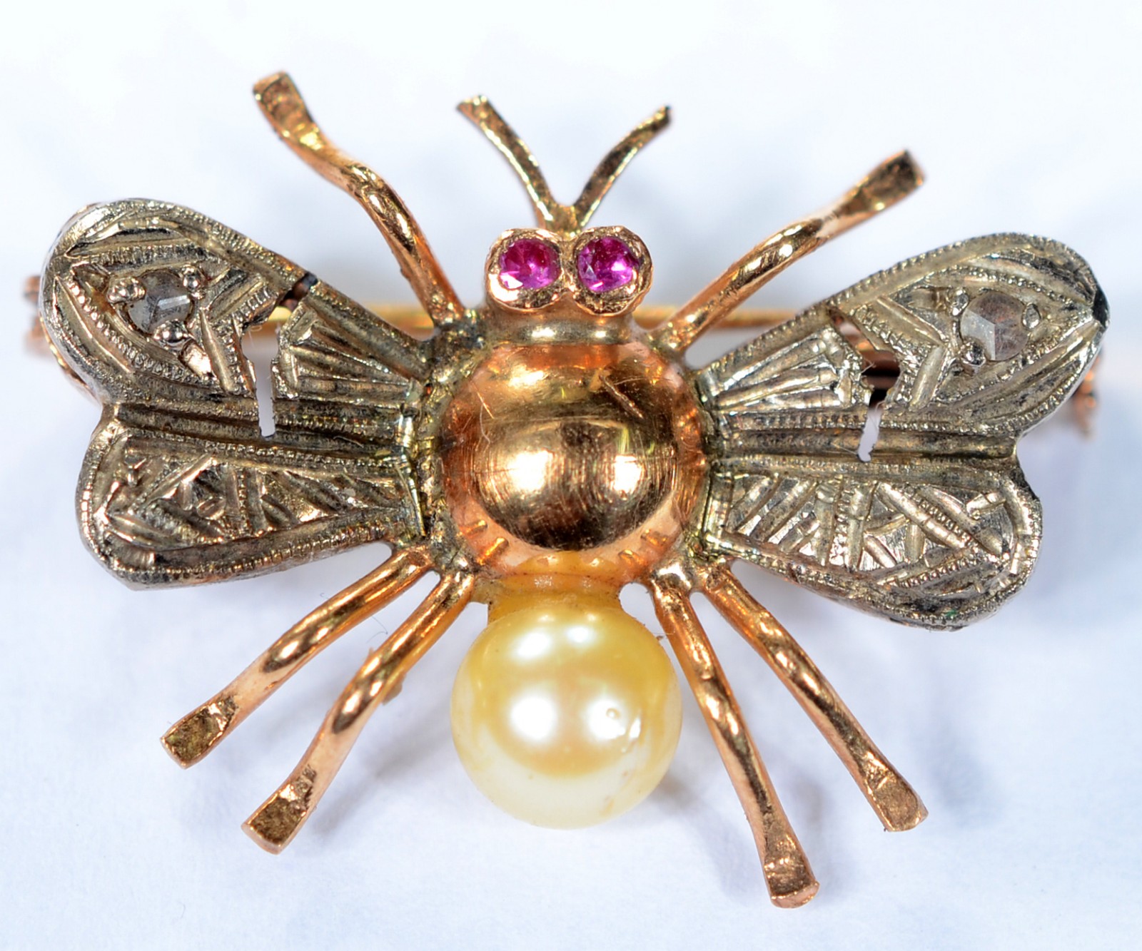 Broche de ouro 16 k., na forma de "abelha" com pedras vermelhas... - foto 1 de 3