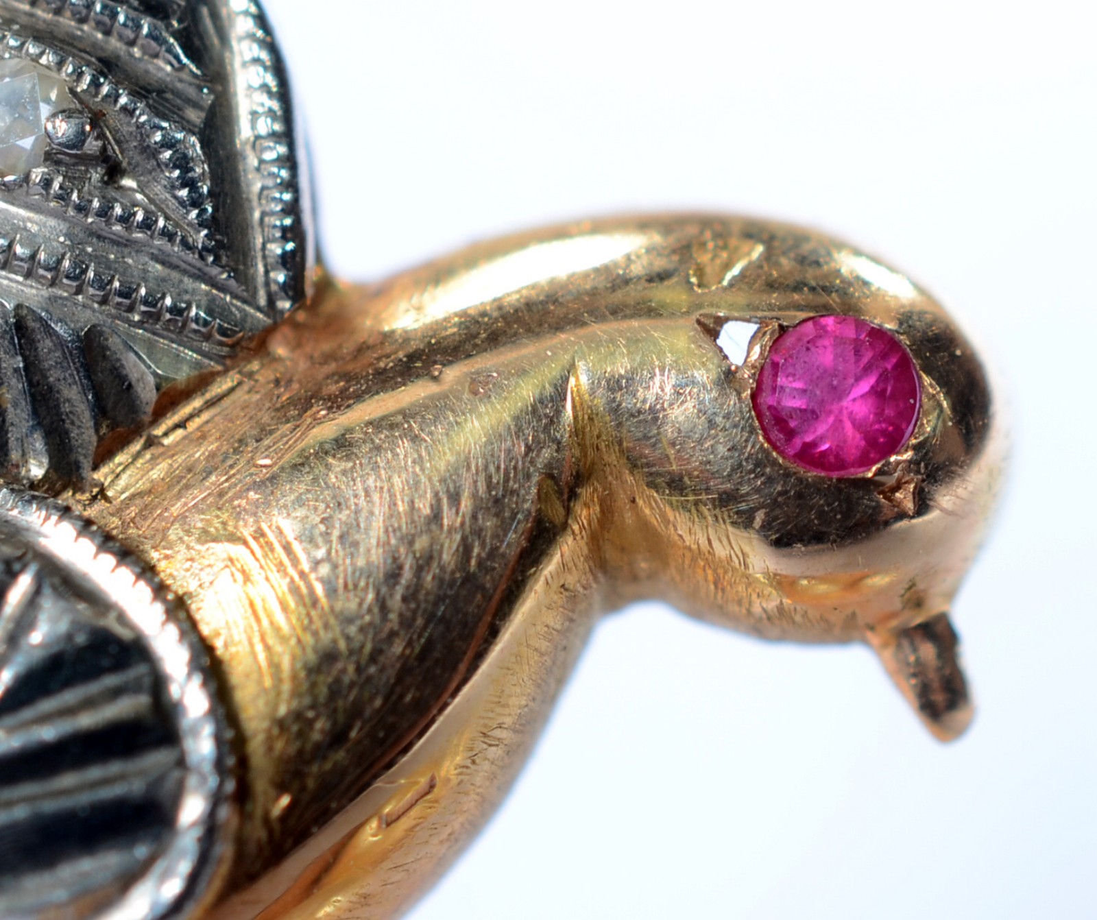 Broche de ouro 16 k., na forma de pássaro com cesto com perolas... - foto 2 de 5