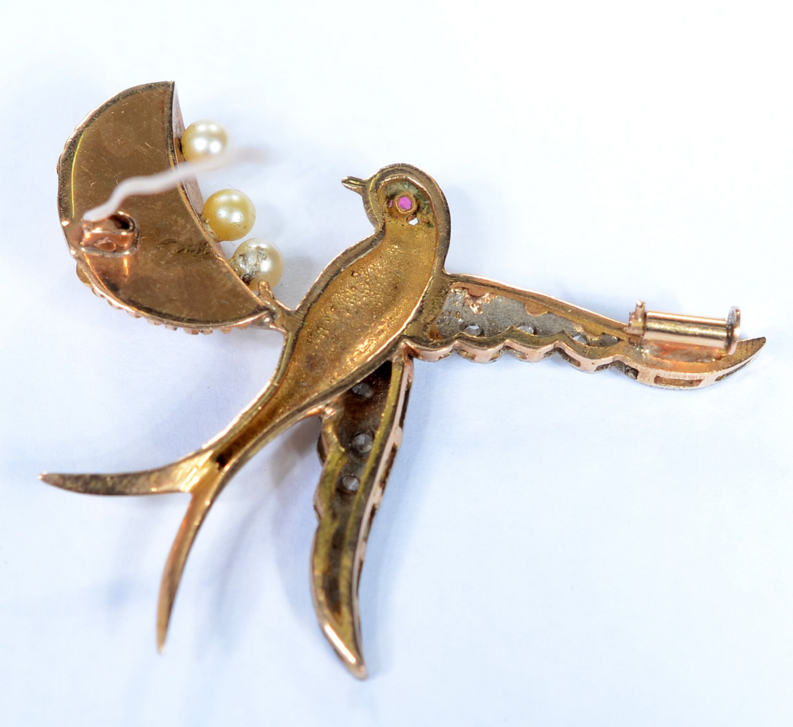 Broche de ouro 16 k., na forma de pássaro com cesto com perolas... - foto 3 de 5