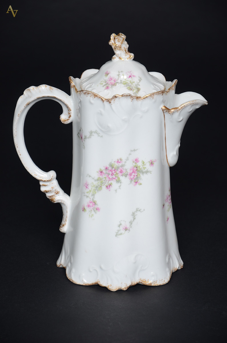 Bule de porcelana francesa Limoges. Altura 24 cm.