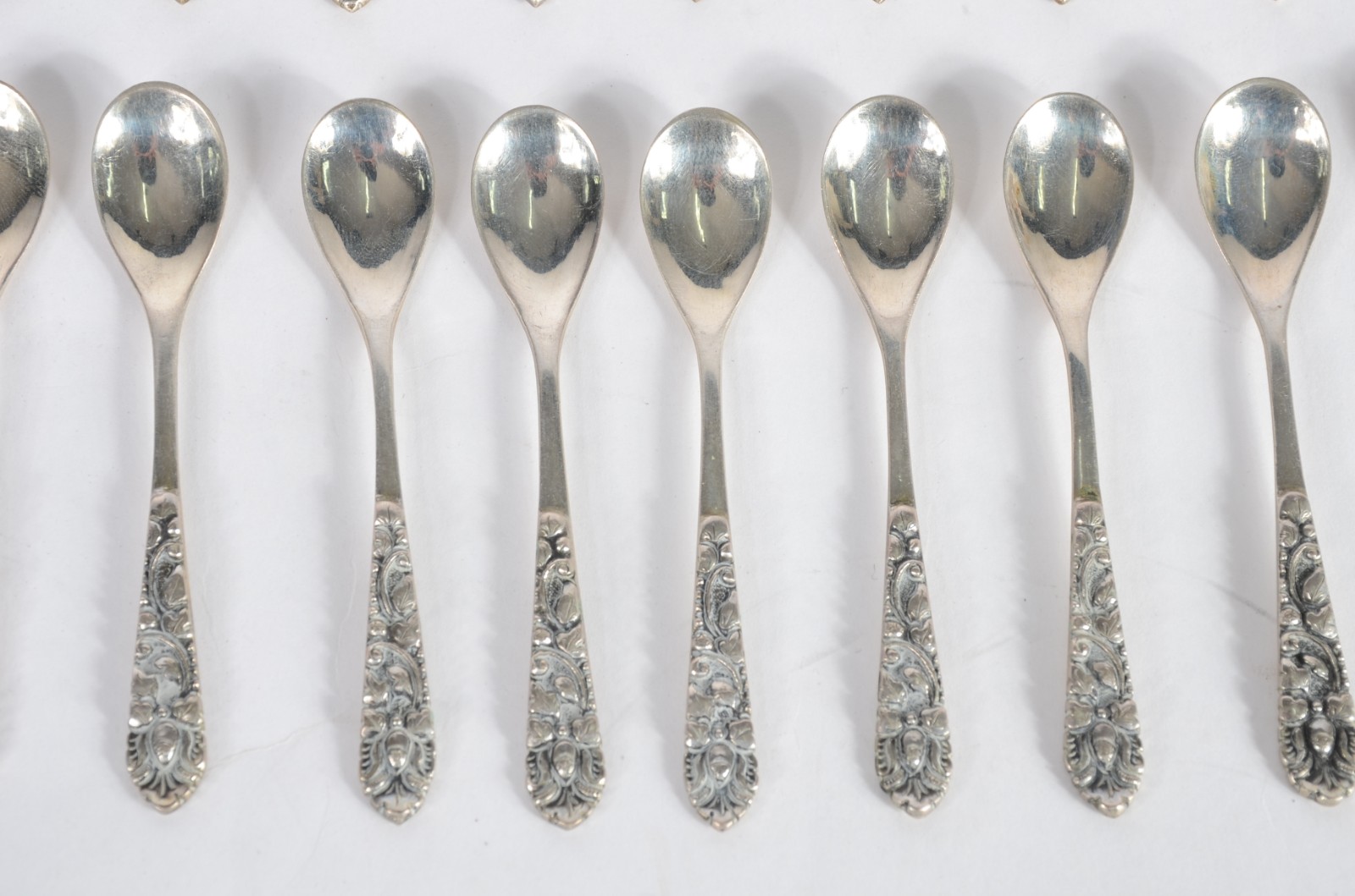 Conjunto com 12 garfinhos e 12 colheres para frutas de prata... - foto 3 de 7