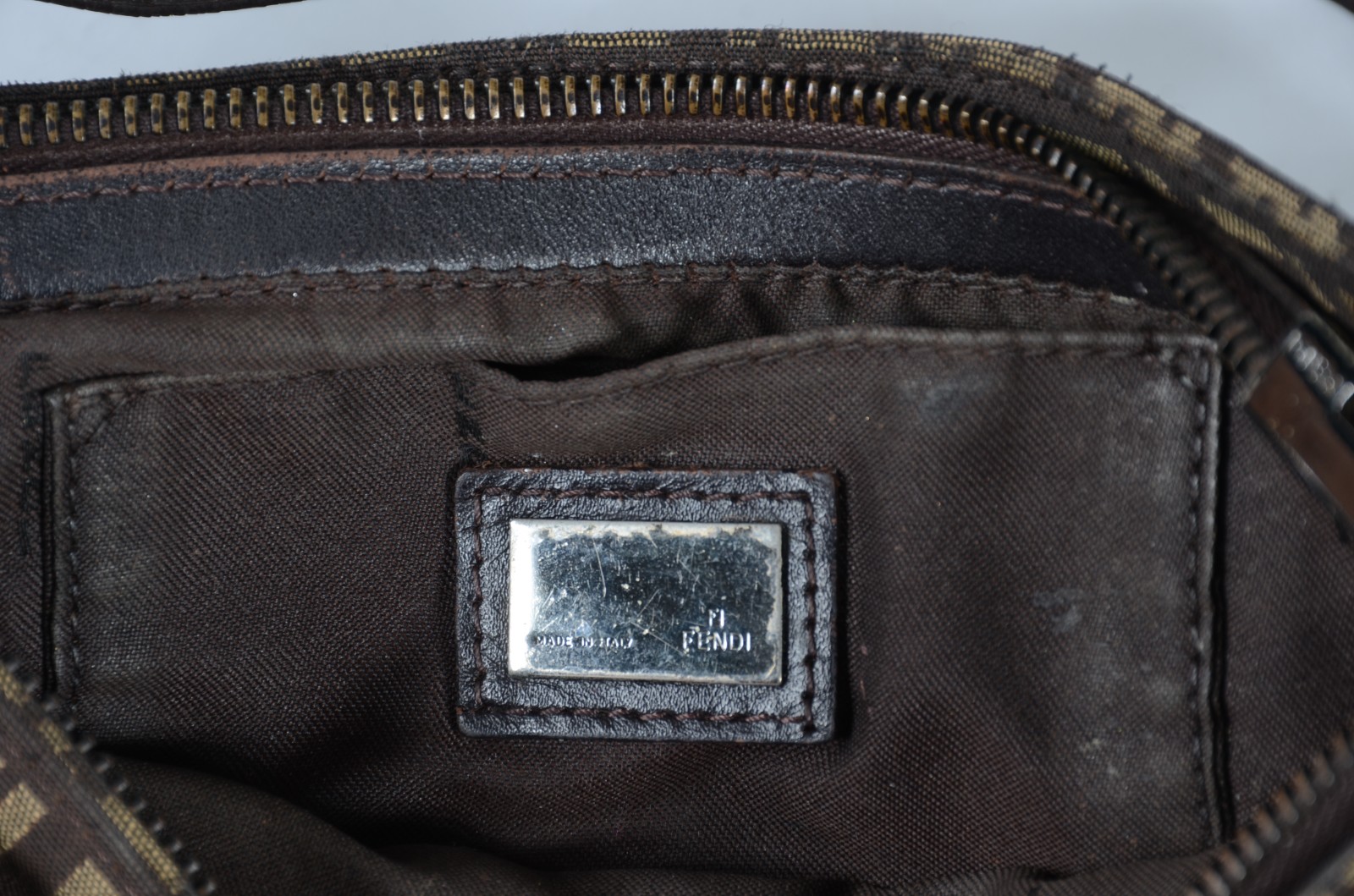 Bolsa feminina com monograma. - foto 4 de 9