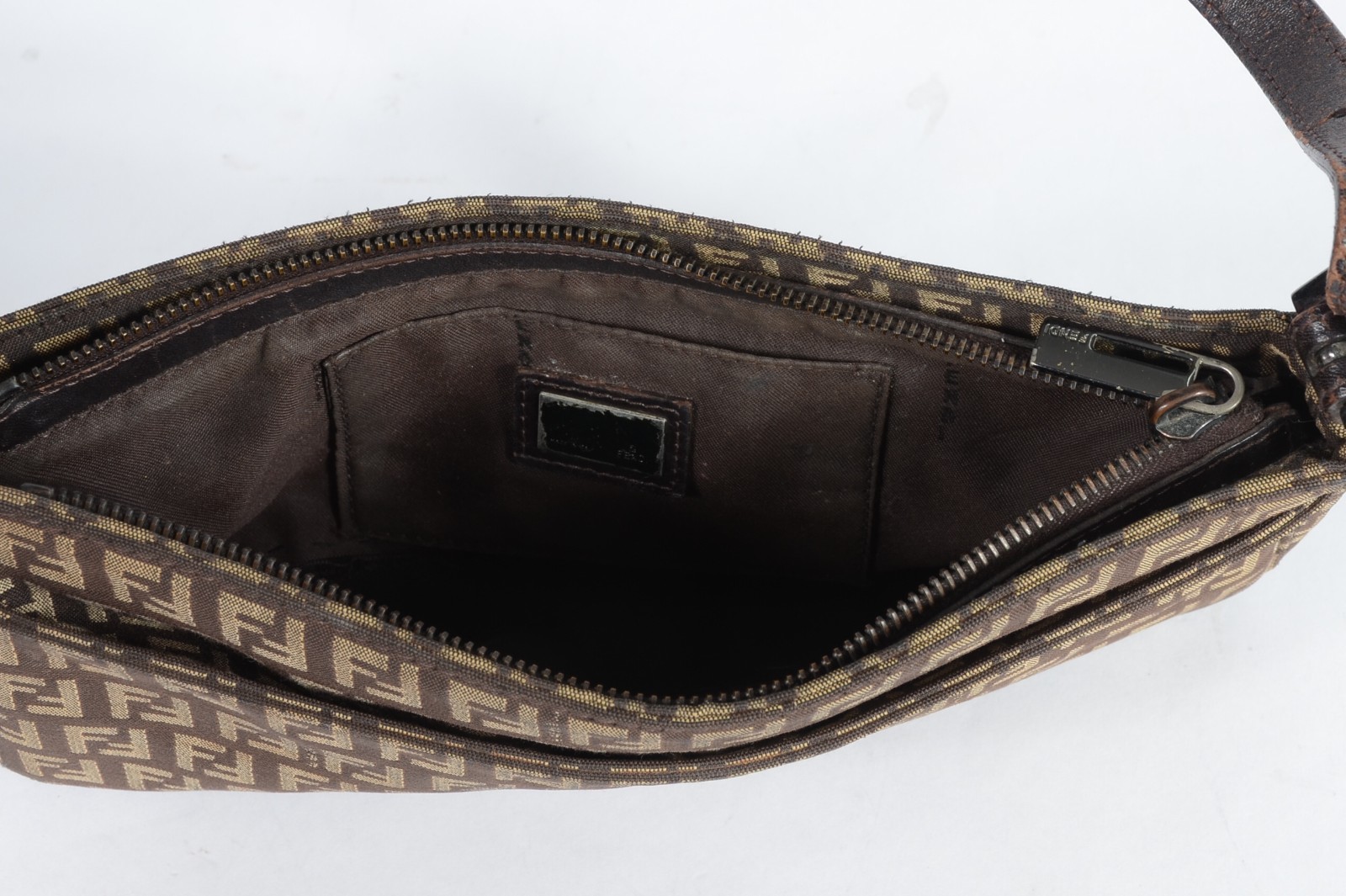 Bolsa feminina com monograma. - foto 6 de 9