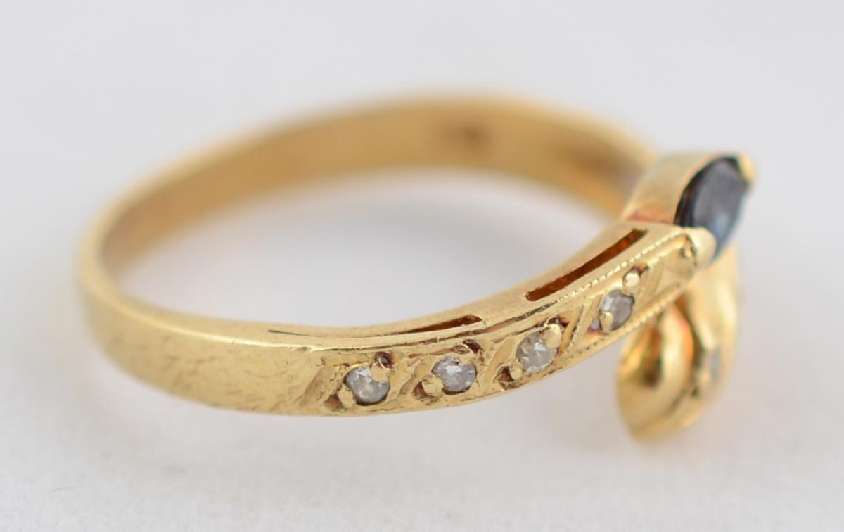 Anel de ouro amarelo 18 k com 4 brilhantes e uma safira. Peso total... - foto 2 de 2