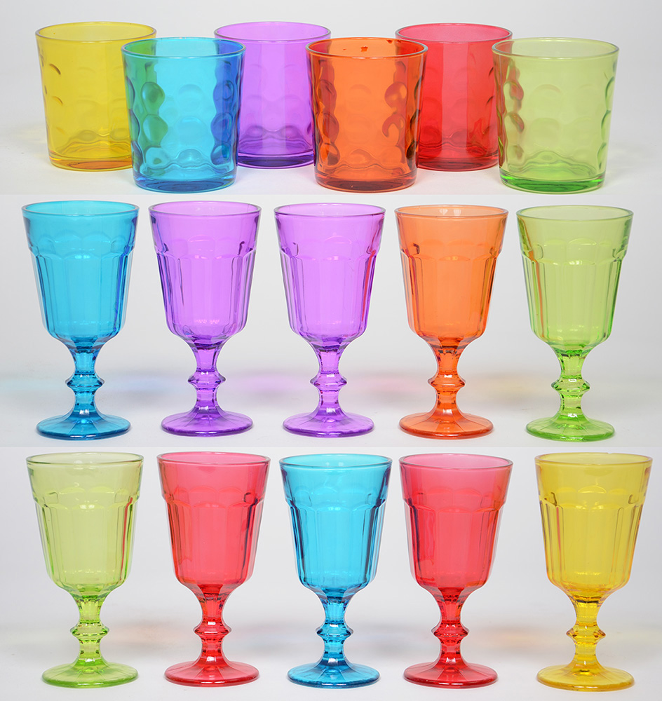 Conjunto com 16 copos de vidro coloridos, sendo 10 com pé alto (um...