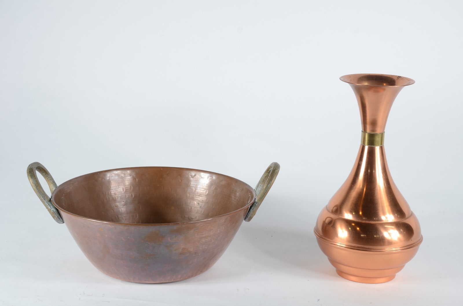 Duas peças de cobre, sendo: tacho com alças e jarra. - foto 1 de 8