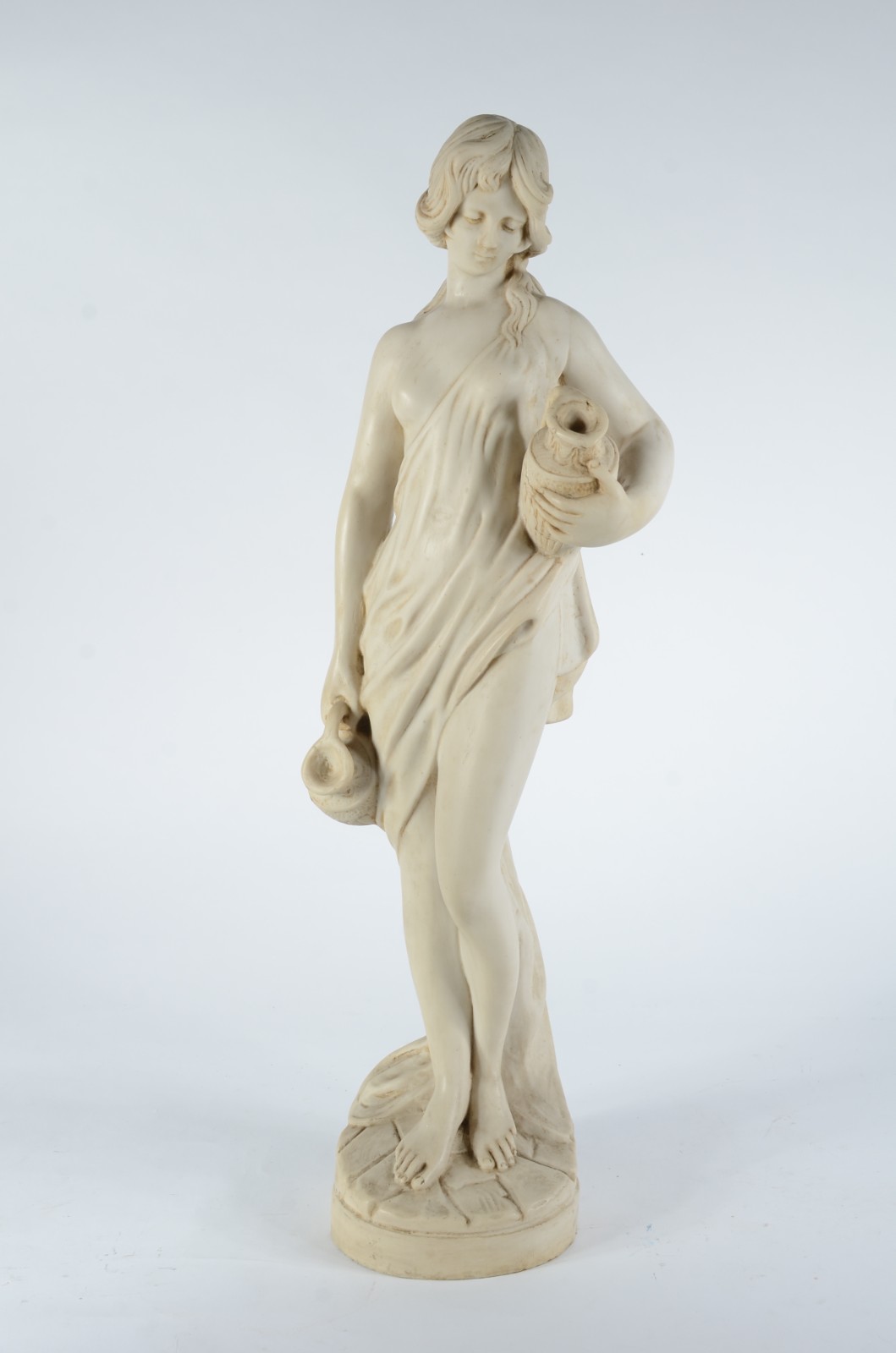 Estatueta de resina representando figura feminina com cântaro. - foto 1 de 10