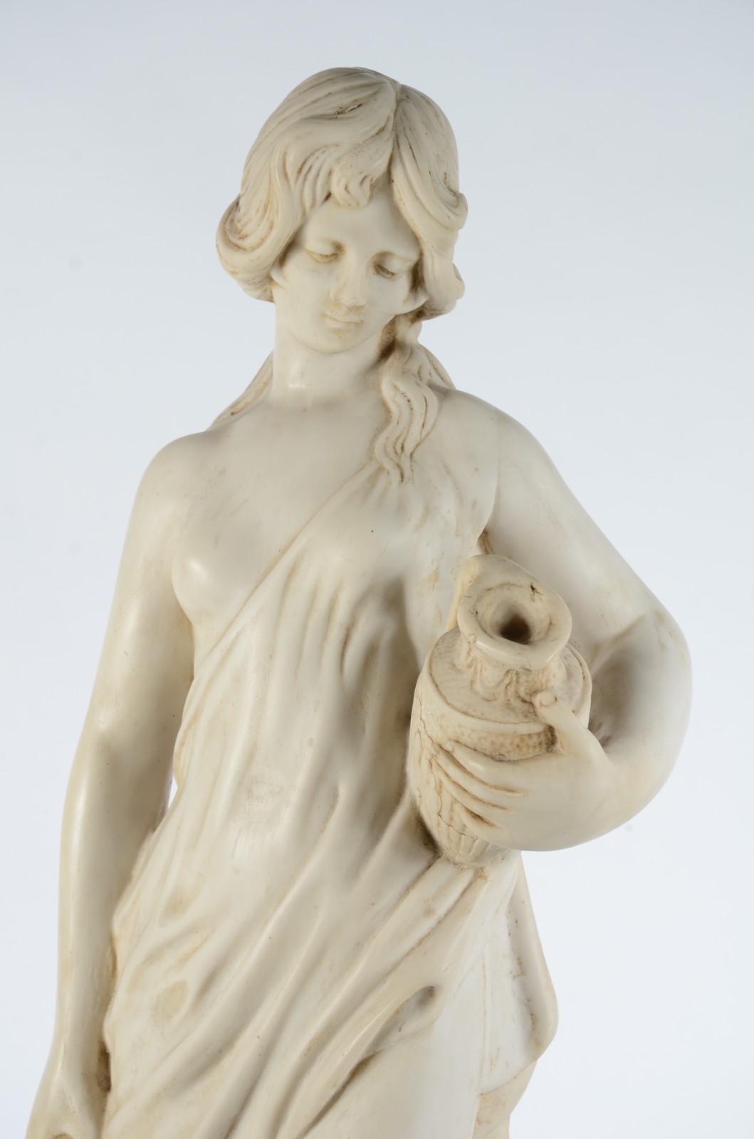 Estatueta de resina representando figura feminina com cântaro. - foto 2 de 10
