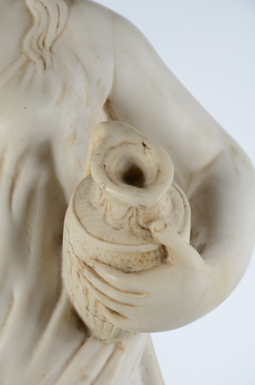 Estatueta de resina representando figura feminina com cântaro. - foto 3 de 10