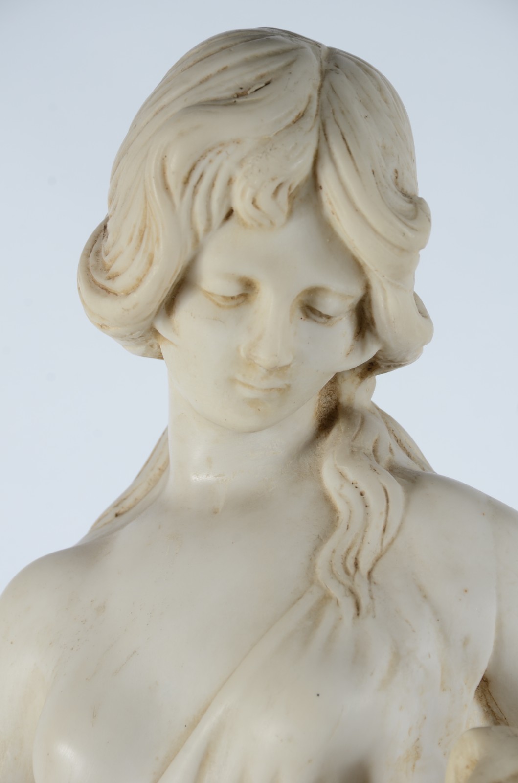 Estatueta de resina representando figura feminina com cântaro. - foto 4 de 10