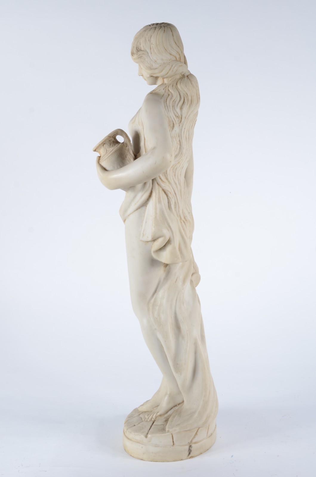 Estatueta de resina representando figura feminina com cântaro. - foto 5 de 10