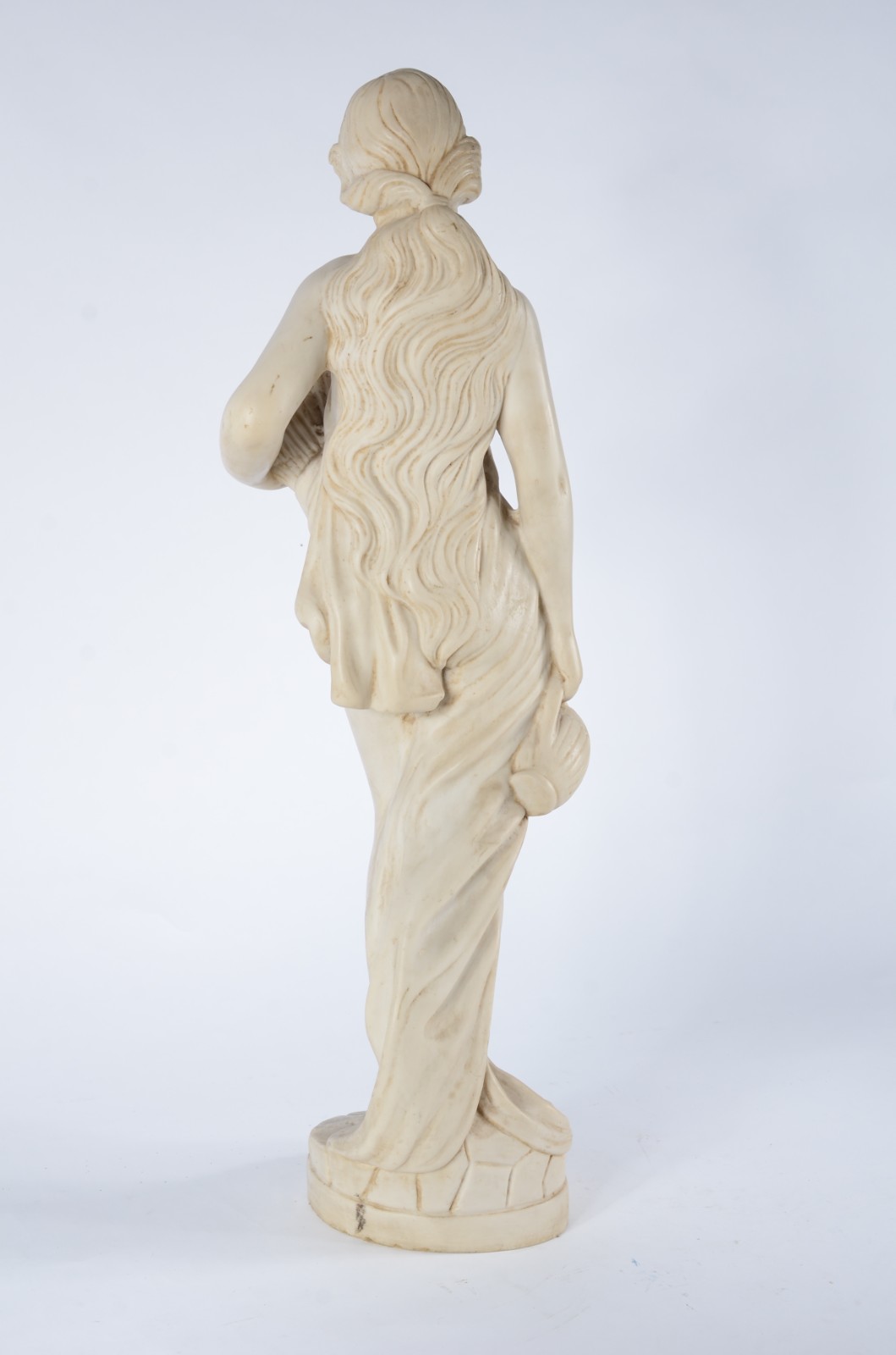 Estatueta de resina representando figura feminina com cântaro. - foto 7 de 10