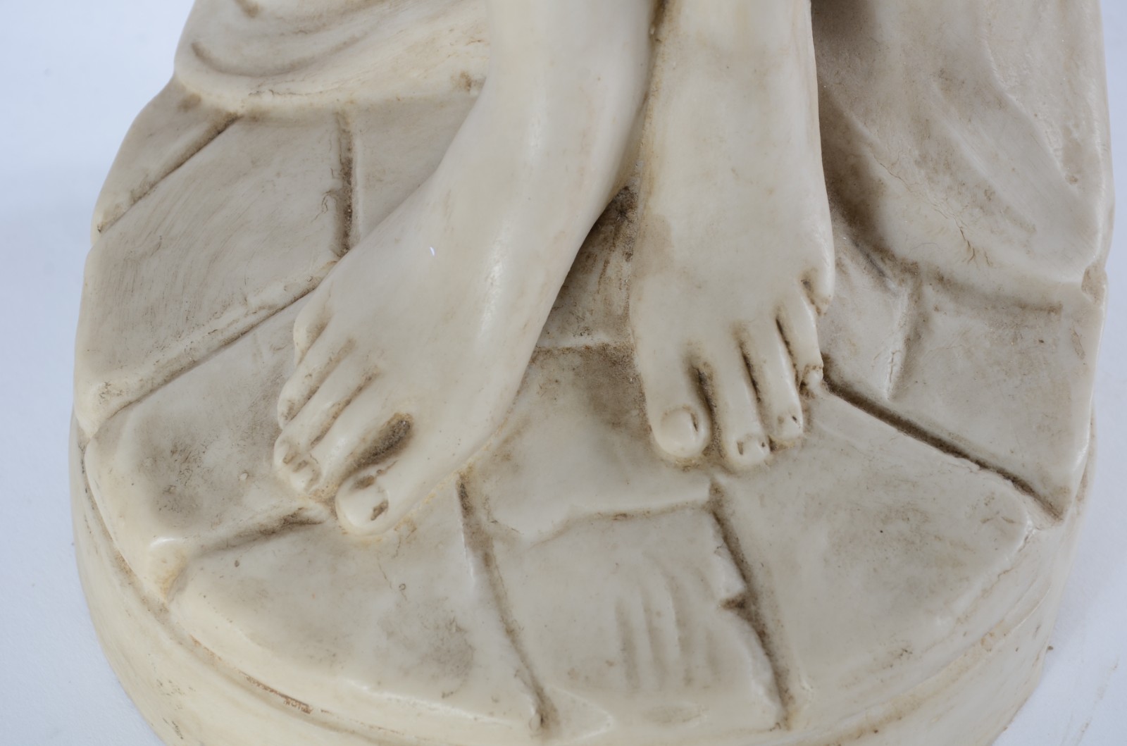 Estatueta de resina representando figura feminina com cântaro. - foto 8 de 10