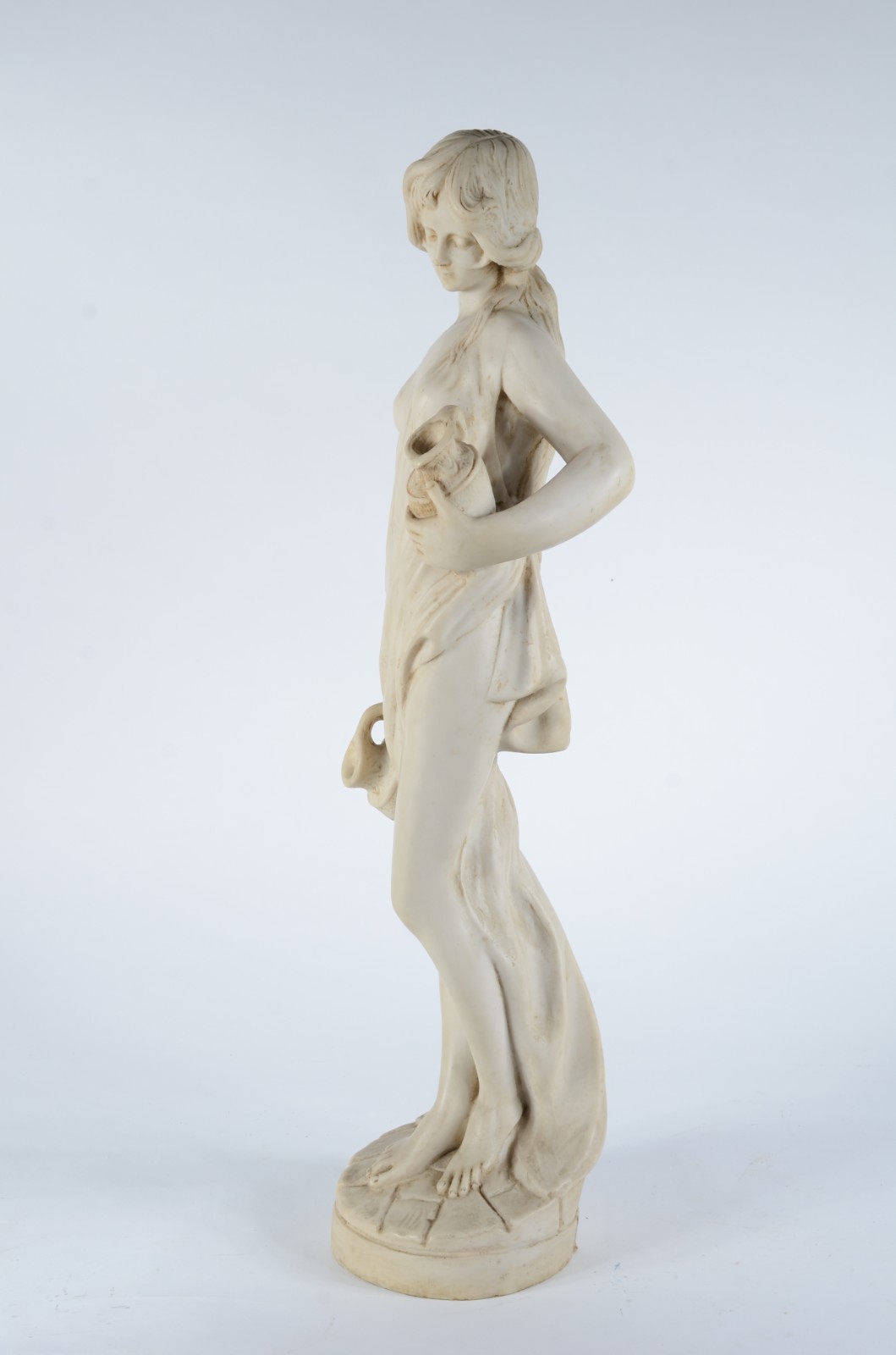 Estatueta de resina representando figura feminina com cântaro. - foto 9 de 10