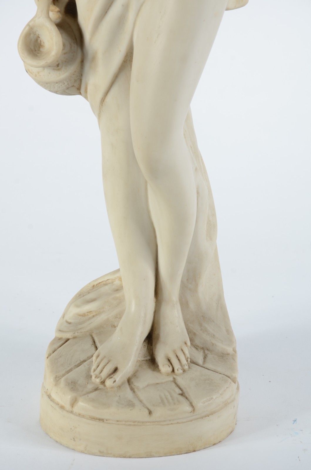Estatueta de resina representando figura feminina com cântaro. - foto 10 de 10