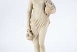 Estatueta de resina representando figura femini... - Estatueta de resina representando figura feminina com cântaro.