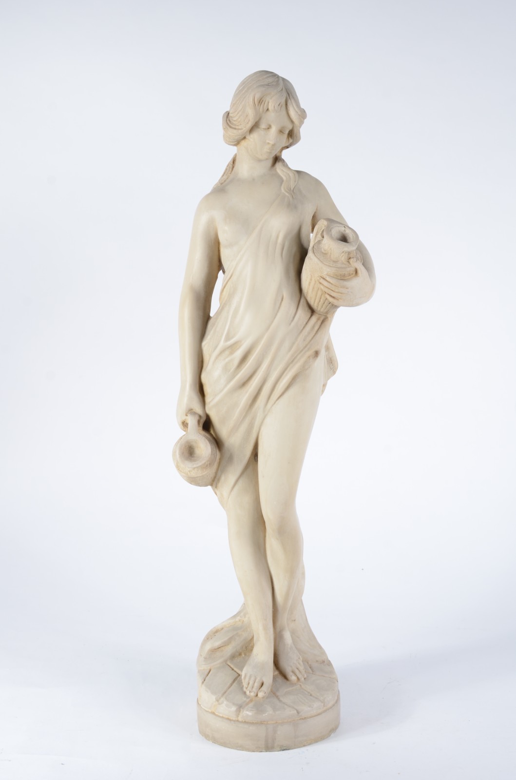 Estatueta de resina representando figura feminina com cântaro. - foto 1 de 11