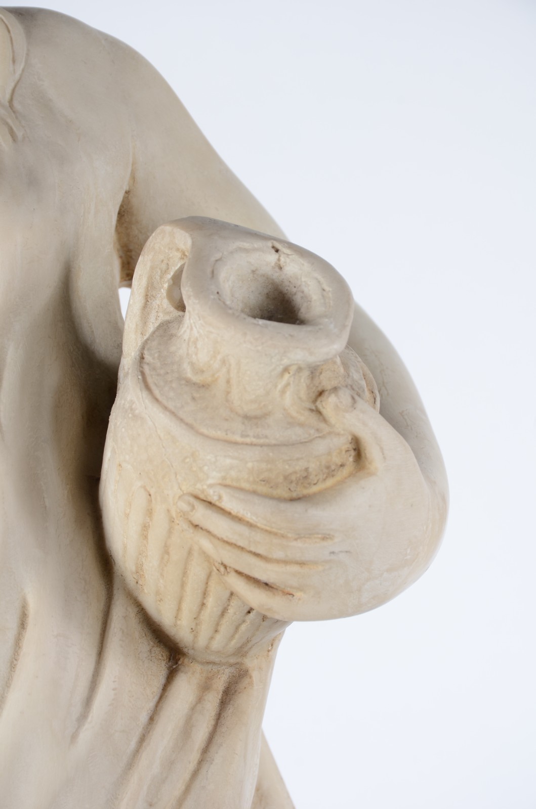Estatueta de resina representando figura feminina com cântaro. - foto 2 de 11