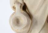 Estatueta de resina representando figura femini... - Estatueta de resina representando figura feminina com cântaro.