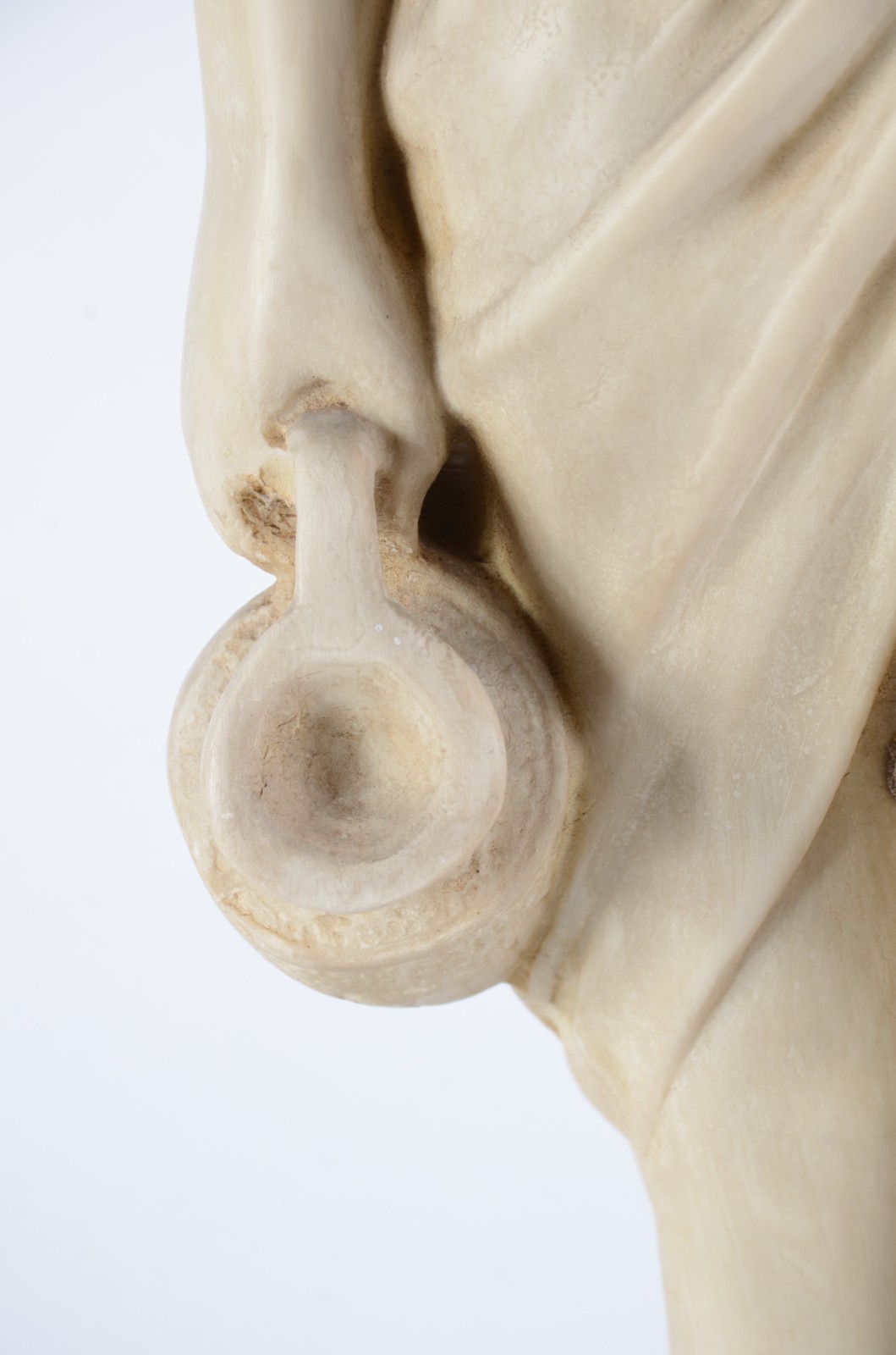 Estatueta de resina representando figura feminina com cântaro. - foto 3 de 11