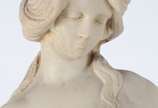 Estatueta de resina representando figura femini... - Estatueta de resina representando figura feminina com cântaro.