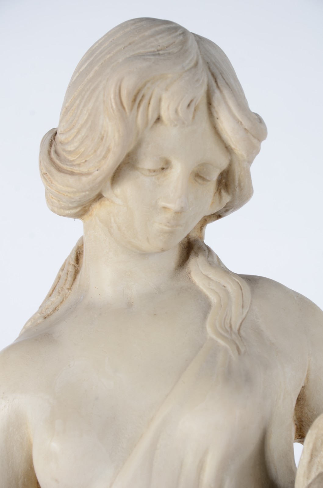 Estatueta de resina representando figura feminina com cântaro. - foto 4 de 11