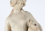 Estatueta de resina representando figura femini... - Estatueta de resina representando figura feminina com cântaro.