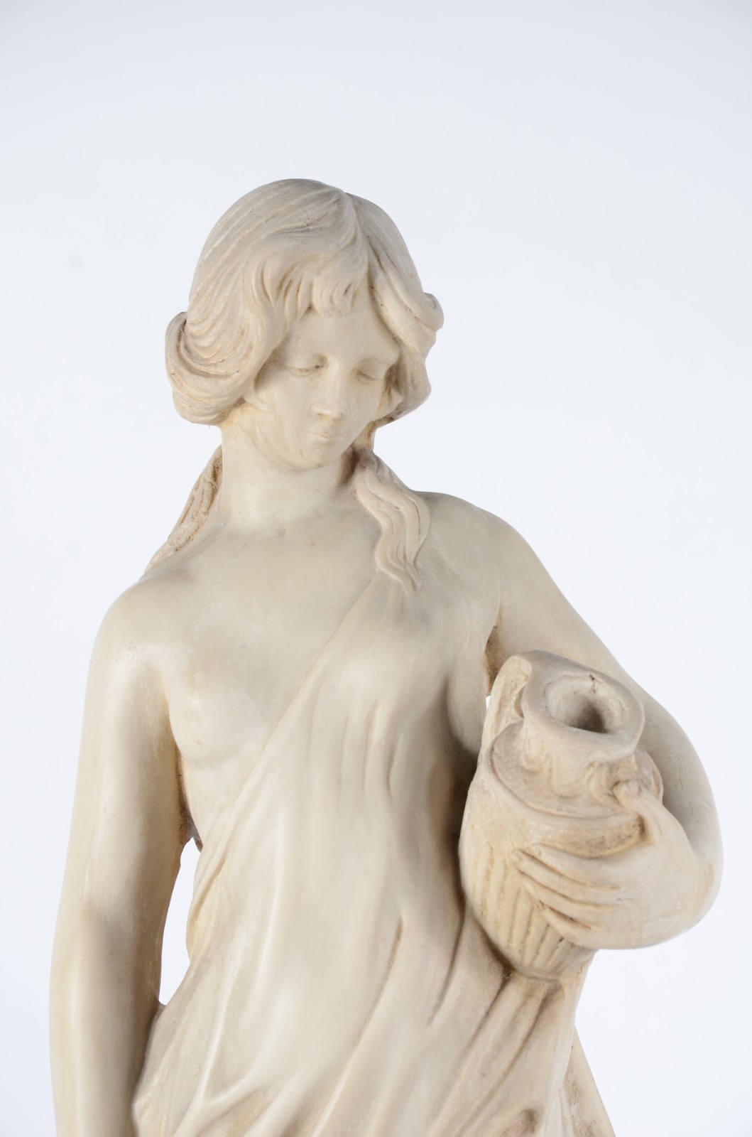Estatueta de resina representando figura feminina com cântaro. - foto 5 de 11