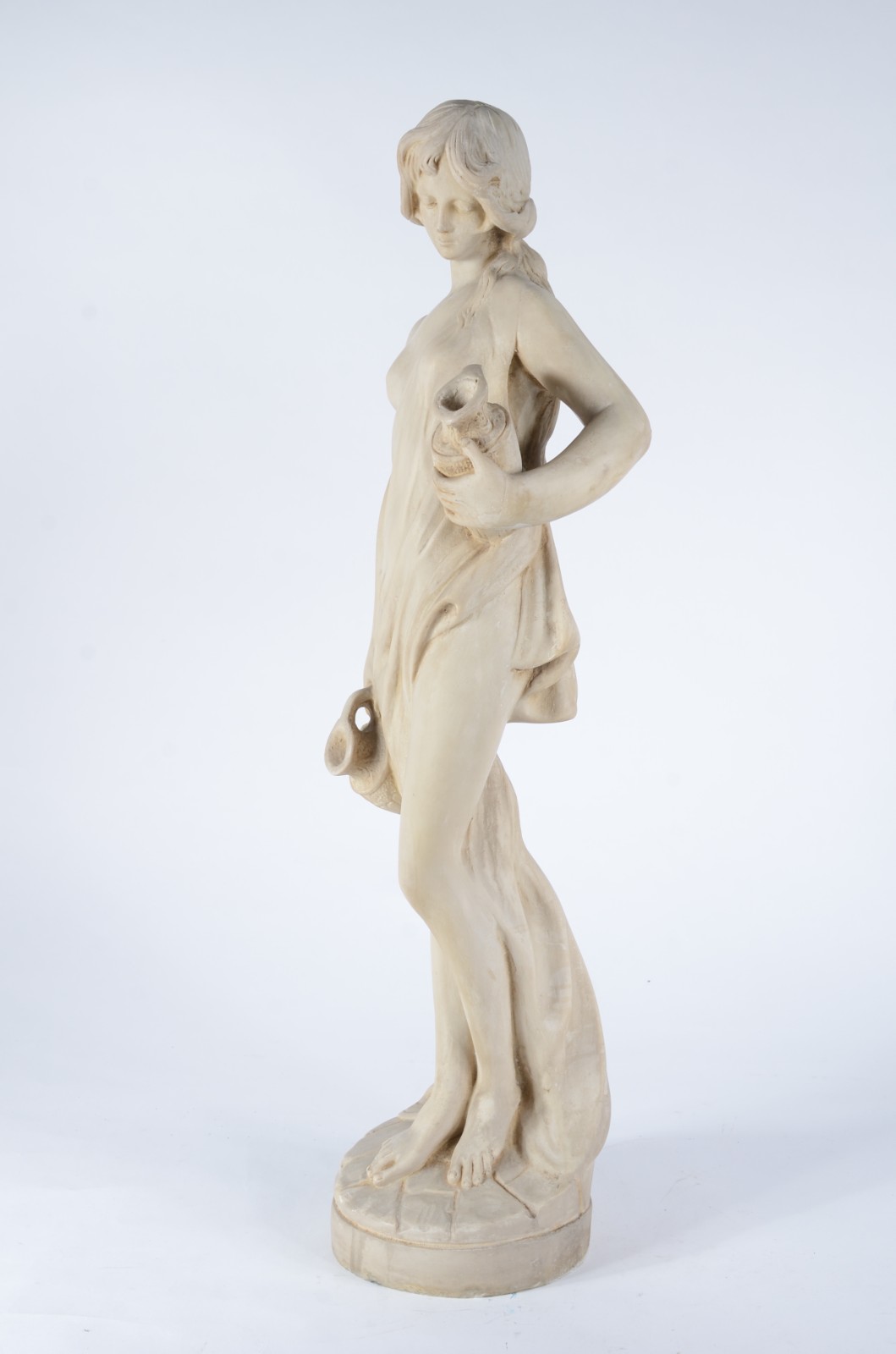 Estatueta de resina representando figura feminina com cântaro. - foto 6 de 11
