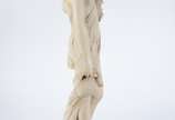 Estatueta de resina representando figura femini... - Estatueta de resina representando figura feminina com cântaro.