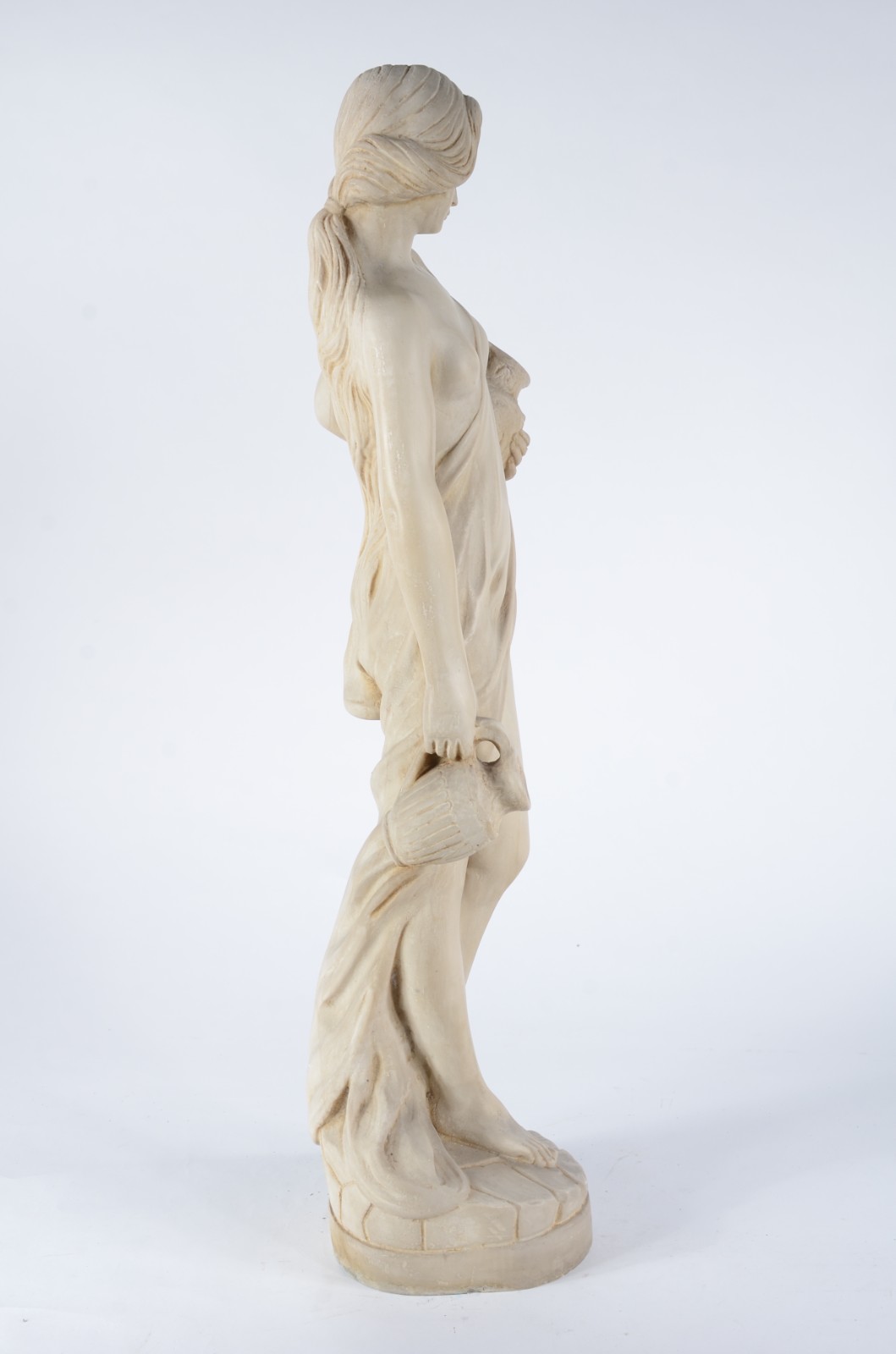 Estatueta de resina representando figura feminina com cântaro. - foto 7 de 11
