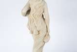 Estatueta de resina representando figura femini... - Estatueta de resina representando figura feminina com cântaro.