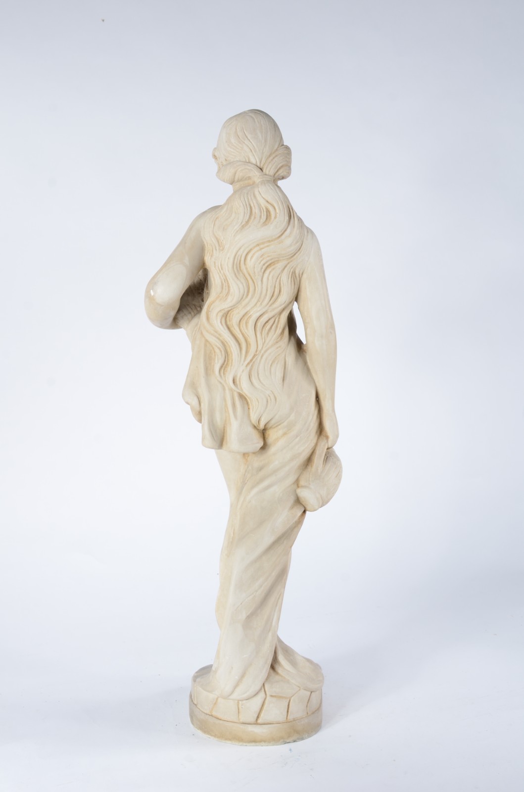 Estatueta de resina representando figura feminina com cântaro. - foto 8 de 11