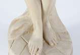 Estatueta de resina representando figura femini... - Estatueta de resina representando figura feminina com cântaro.