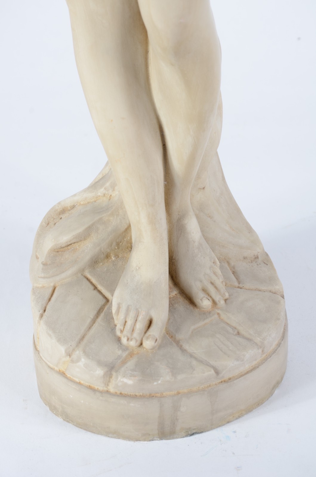 Estatueta de resina representando figura feminina com cântaro. - foto 9 de 11
