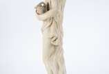 Estatueta de resina representando figura femini... - Estatueta de resina representando figura feminina com cântaro.