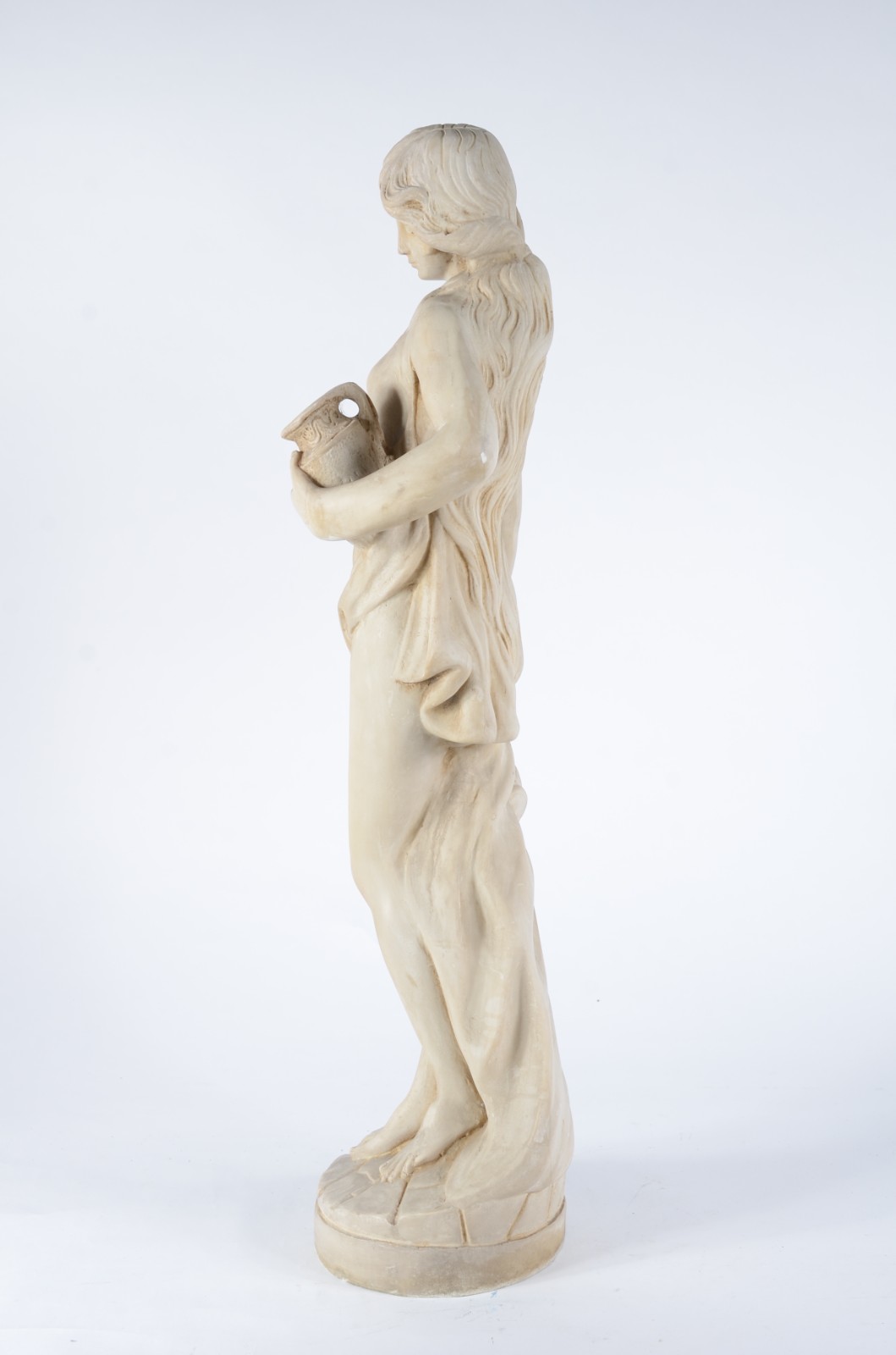 Estatueta de resina representando figura feminina com cântaro. - foto 10 de 11