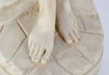 Estatueta de resina representando figura femini... - Estatueta de resina representando figura feminina com cântaro.