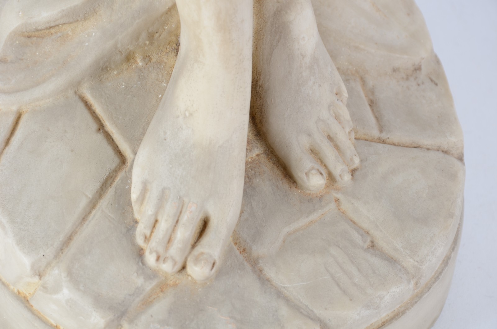 Estatueta de resina representando figura feminina com cântaro. - foto 11 de 11